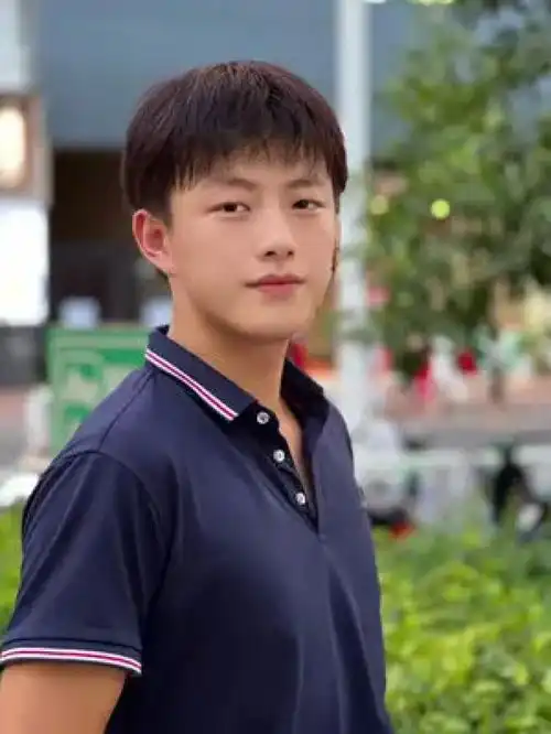 犹豫了很久小哥哥同意了拍照片眼光如何阳光男孩你的男孩体育生健身教练宝藏男孩街拍颜值
