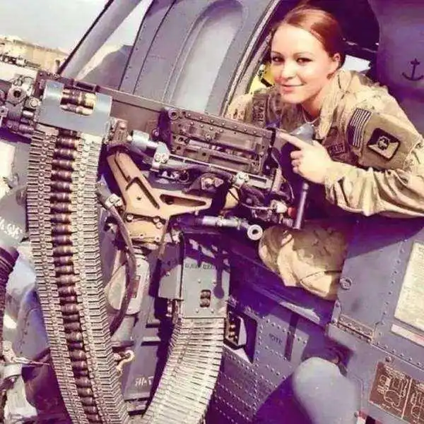 以色列女兵携重机枪靓丽出镜,当兵作战丝毫不逊色男兵
