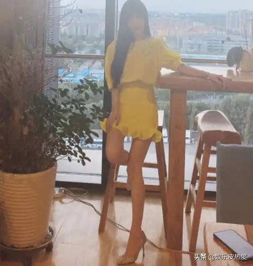 38岁李小璐晒最新动态,男友视角美照美腻,紫发嘻哈范嫩回18岁
