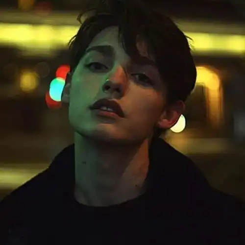 帅气欧美风男生头像但愿离去是幸,我愿永不归来
