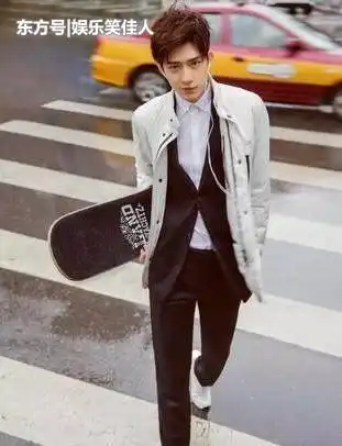 李易峰全身黑色打扮很酷,拿着滑板一副少年模样
