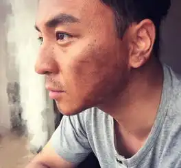 释小龙晒脏乱胡茬照网友直呼变成熟
