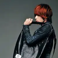 qq个性男生头像略显忧郁
