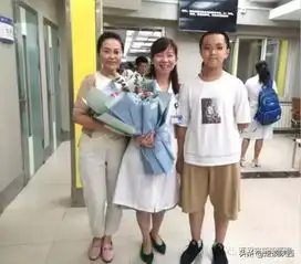 西安12岁男孩手捧鲜花来到门诊窗口,向白衣天使暖心表白
