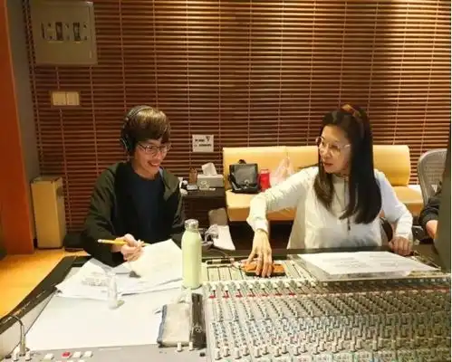 34岁男歌手转行当电话客服,坐狭小格子间工作,朝九晚八直言沮丧
