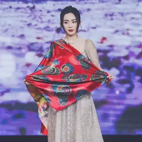 论杨幂和男明星的适配度和许凯的同框照火遍全网,这是领证现场吧
