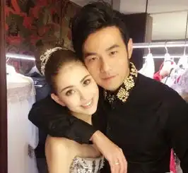 她和一个男人穿情侣装照片曝光,真相原来是她穿了天王的衣服
