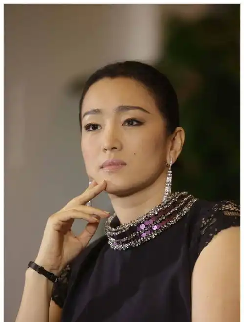 巩俐的背后饱尝丧女之痛的父母,一个爱而不得的已婚男人
