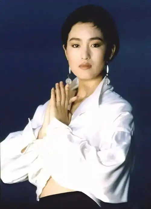 张艺谋看人的眼光真是毒,谋女郎巩俐章子怡周冬雨个个是影后
