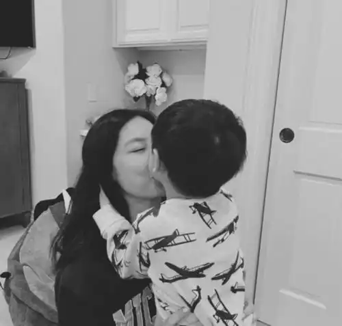 抱着孩子的情侣头像婚变