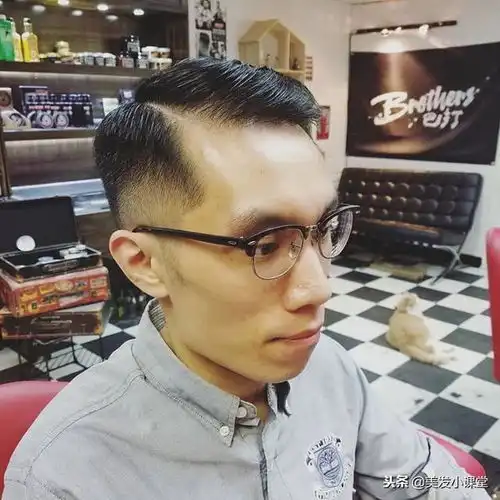 三面推光的男士发型,2018最受欢迎
