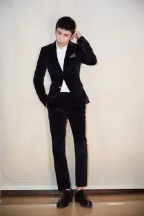 蒋易亮相时尚活动禁欲系男神霸气十足
