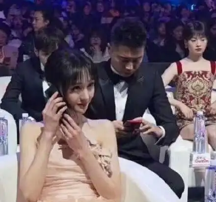 王雷被媒体逮到搜郑爽图片,原来误会一场,与李小萌已恩爱十五年
