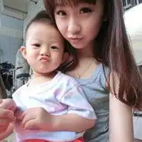 求抱着孩子的辣妈俏爸情侣头像
