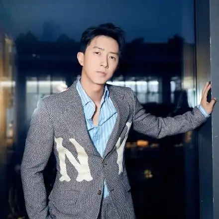 跟着明星学穿搭灰色西装配什么颜色衬衫好看
