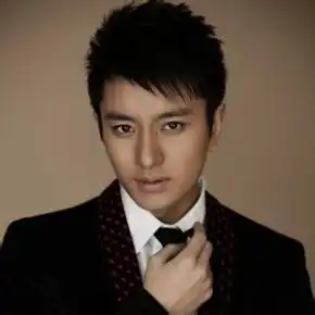 脸长,肤色黑的男生适合什么发型