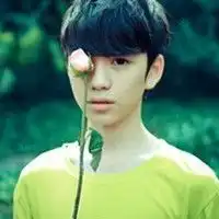 求手拿白玫瑰或嘴叼白玫瑰的男生头像