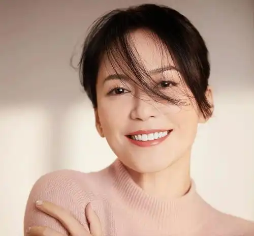 至今未婚未育,身边却有男人陪了近20年,54岁的她才是真人间清醒
