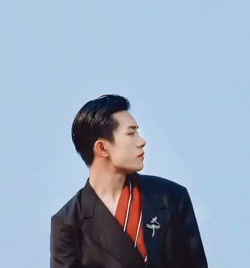当红男星掀刘海,千玺变成熟,薛之谦怼脸拍,王一博发际线危险
