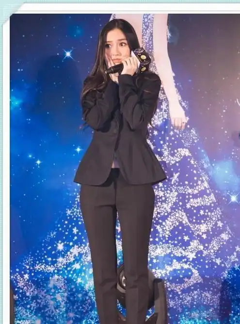 杨颖张天爱都是168,二人同穿西装裤,究竟是谁虚报了身高
