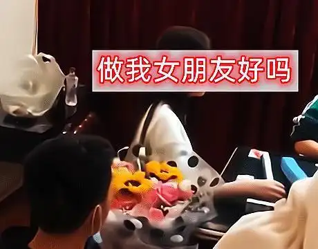 回顾男子手捧鲜花单膝下跪告白,女子不为所动,结局让人感慨

