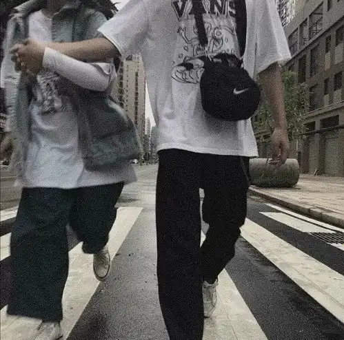 情头推荐一下就是那种只有身体的手拉着手的
