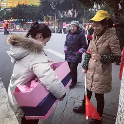 美女老师收匿名表白玫瑰转赠环卫工人