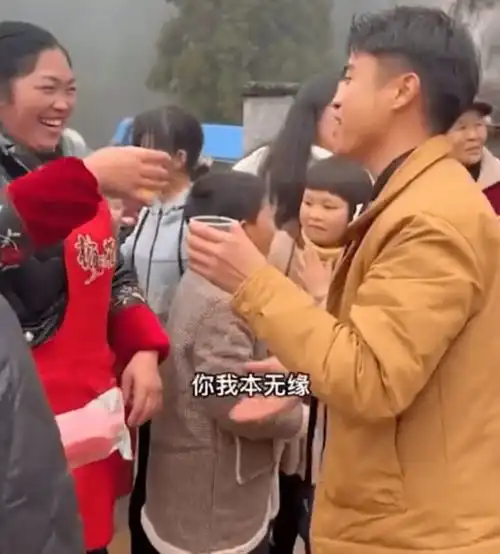 贵州一新郎上门接亲遭遇拦门酒,好兄弟巧妙化解,还让女方喝了酒
