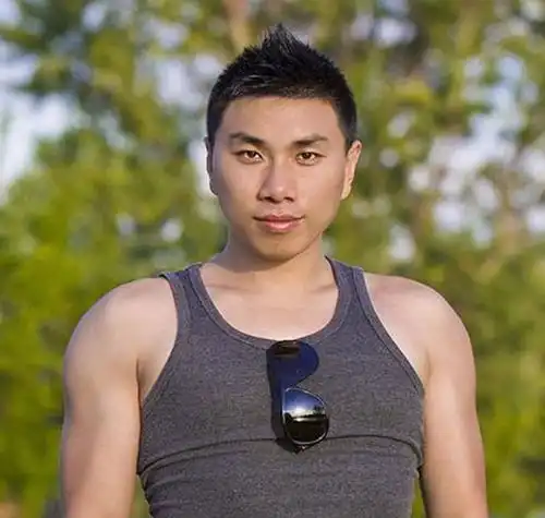 河北小伙32岁时娶乌克兰18岁女高中生,为其建3000平大别墅
