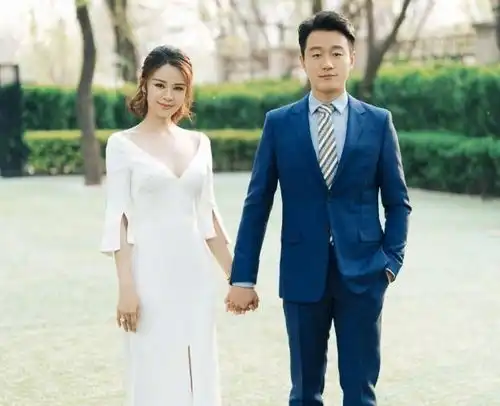 成名后娶自己老师,结婚11年零绯闻,39岁妻子美如画
