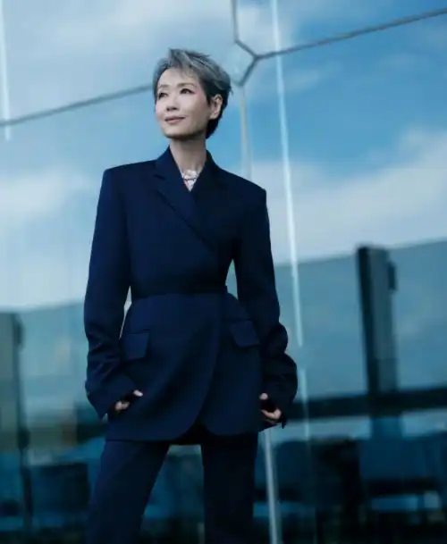 机场男子欲与叶童近距离合照被拦后破口大骂叶童回应
