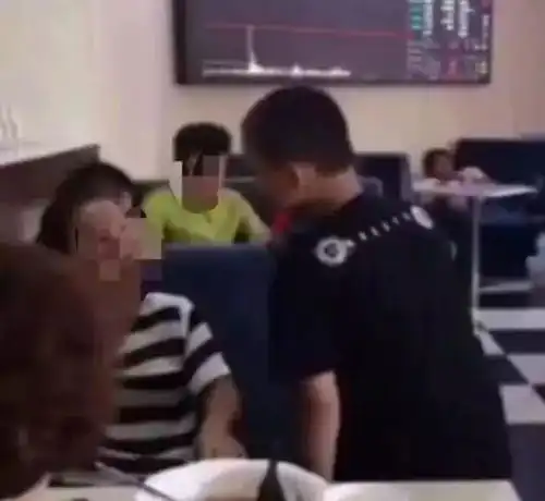 12岁男孩竟当众死掐妈妈脖子别在该管孩子的时候惯着他切记

