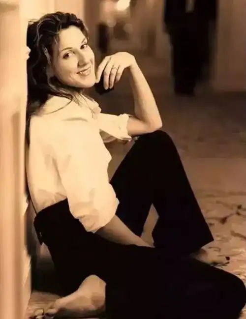 12岁爱上了38岁大叔,两次人工受孕为其生子,不惜成为单亲妈妈
