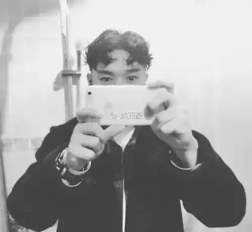 18岁发际线男孩刷屏朋友圈千万不要随便做头发,哈哈哈哈哈哈哈哈哈哈
