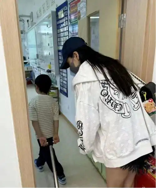 黄晓明杨颖在家长群的隐私曝光,网友看头像就知道不是一类人
