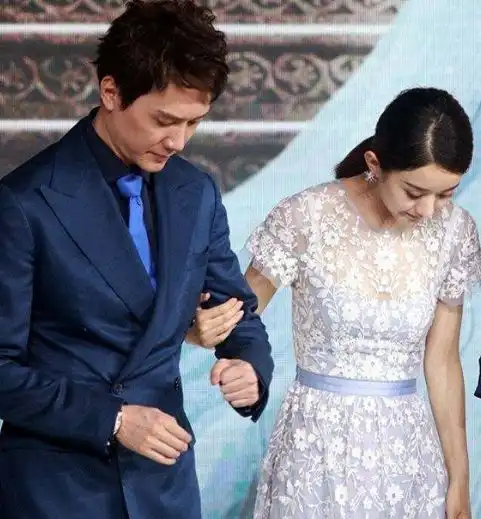 冯绍峰赵丽颖牵手在一起,让亿万男人心碎
