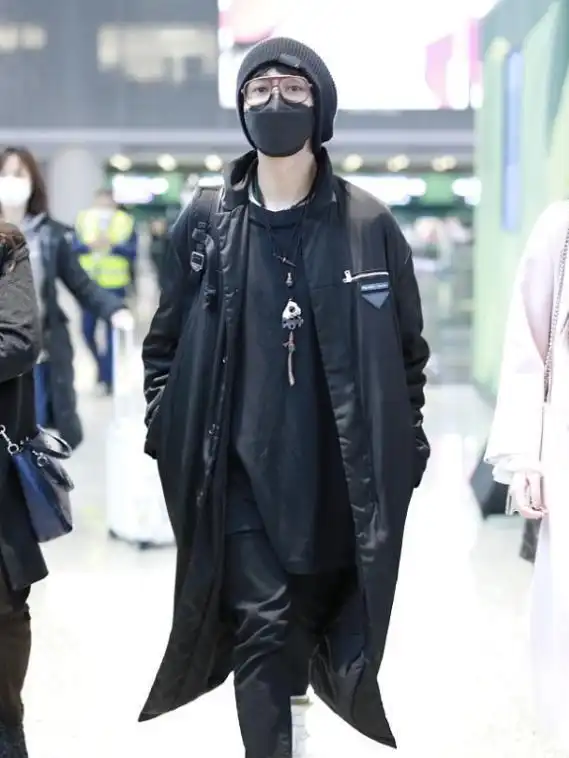 陈坤果然会穿,大衣连帽卫衣潮流范十足,45岁穿出25岁状态
