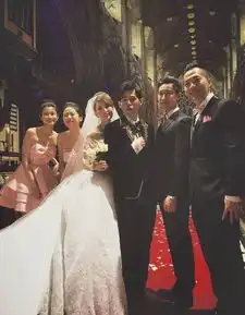 周杰伦儿子照片曝光,昆凌抱着儿子十分温馨,儿子戴着墨镜超可爱