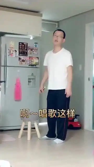 逗比韩国老公装电灯,这么妖娆的男人你见过吗太逗了
