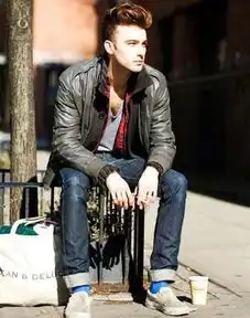 骑白马的不一定是王子但穿皮衣的一定是型男
