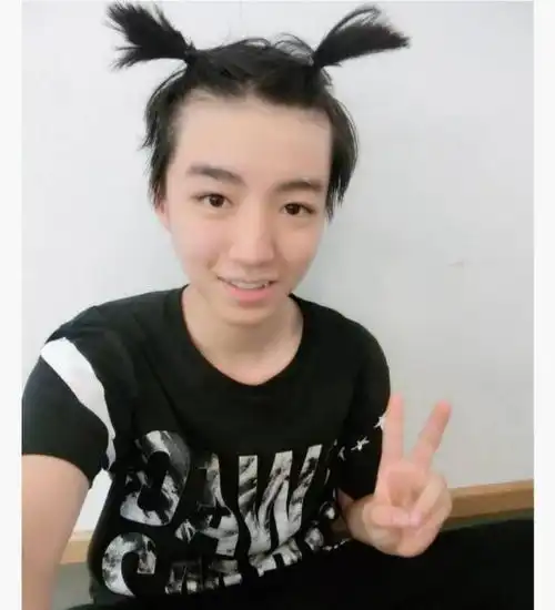 扎小啾啾的男明星有很多,网友却说刘昊然你还是先洗洗头再说吧
