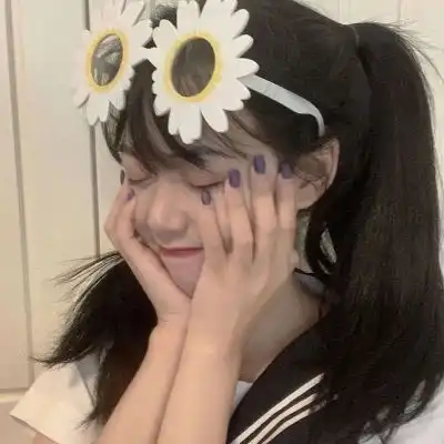 属于夏天的女生头像
