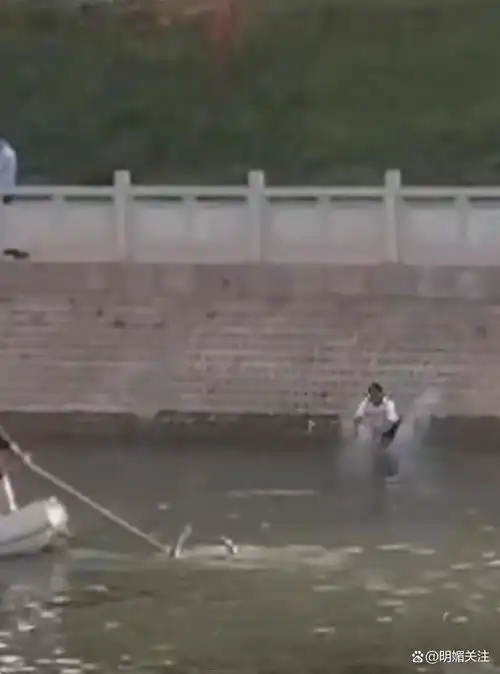 湖北咸宁西河桥悲剧18岁男生跳河轻生,无情钩打捞上来太残忍

