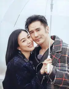 钟丽缇大女儿晒与男友亲密合影,网友为她担心,希望莫走妈妈旧路
