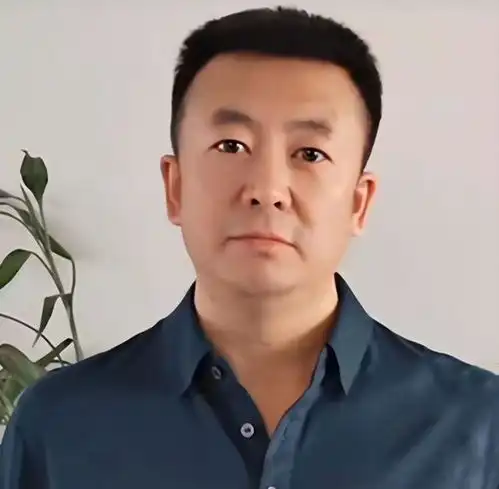 2011年瘫痪老人在看谍战片,突然指着电视机喊害我的人就是他
