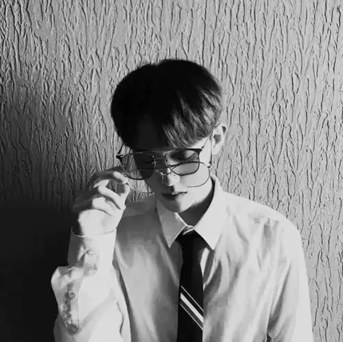 头像没钱的男孩也花心不物质的女孩也没得到爱情
