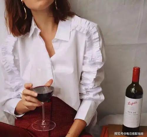 白衬衫不吃香了,今年流行的是法式衬衫,优雅精致很有女人味
