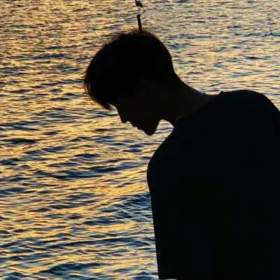 让人掉眼泪的失恋男生伤感头像你担心的所有事都只是虚惊一场
