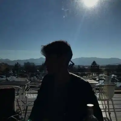 难过的头像男生高清图片
