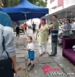 小男孩持钢管对抗城管不准动我奶奶网友觉得心酸又无能为力
